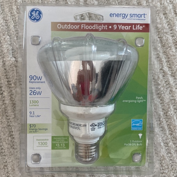 Outdoor flood light GE energy smart 90w 1300 lime s 9.1 year life Par38 CFL bulb - Picture 2 of 4